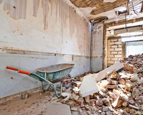 Trillebør bruges til oprydning af mursten efter nedrivning