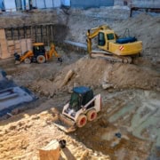 Dybt hul graves med store maskiner til støbning af fundament
