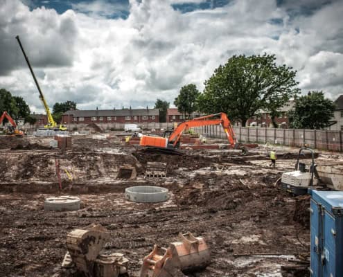 Stor byggeplads med tunge maskiner
